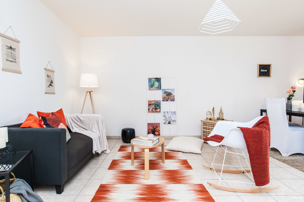Идея дизайна: открытая гостиная комната в скандинавском стиле с белыми стенами и бежевым полом