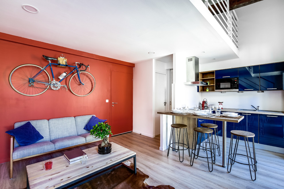 Mittelgroßes, Fernseherloses Modernes Wohnzimmer ohne Kamin, im Loft-Stil mit Hausbar, roter Wandfarbe und Vinylboden in Montpellier