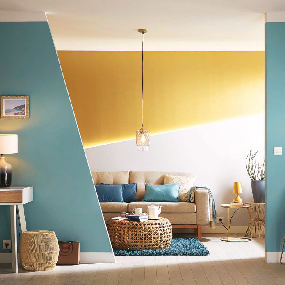 Cette photo montre un salon tendance de taille moyenne et ouvert avec un mur bleu, parquet clair, aucun téléviseur et éclairage.