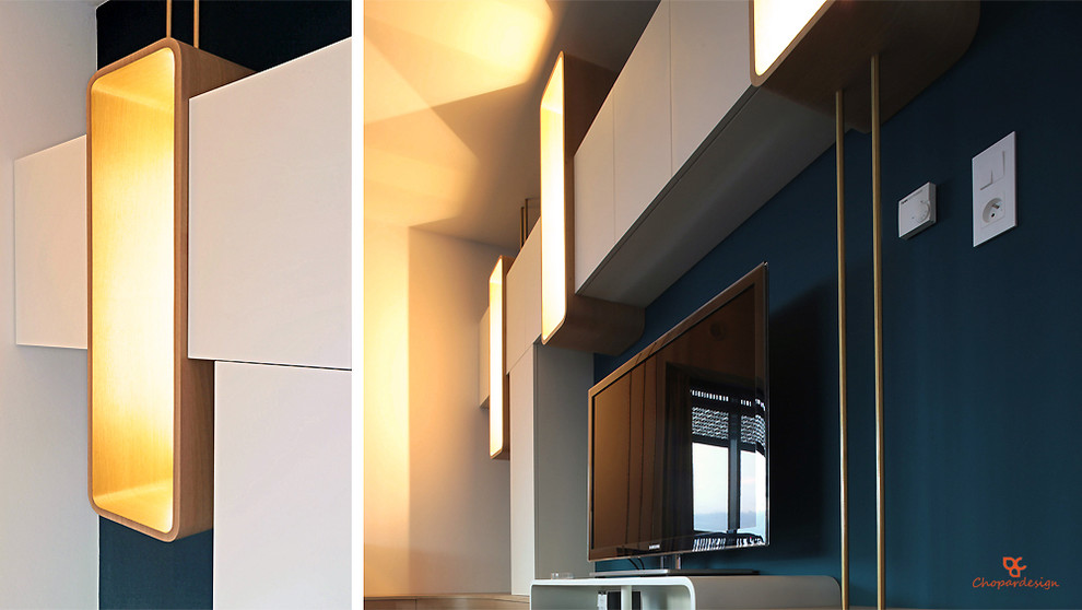 Idee per un soggiorno design di medie dimensioni e aperto con pareti blu, pavimento con piastrelle in ceramica, TV autoportante e pavimento marrone