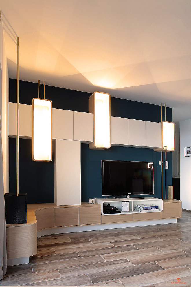 Cette photo montre un salon tendance de taille moyenne et ouvert avec un mur bleu, un sol en carrelage de céramique, un téléviseur indépendant et un sol marron.