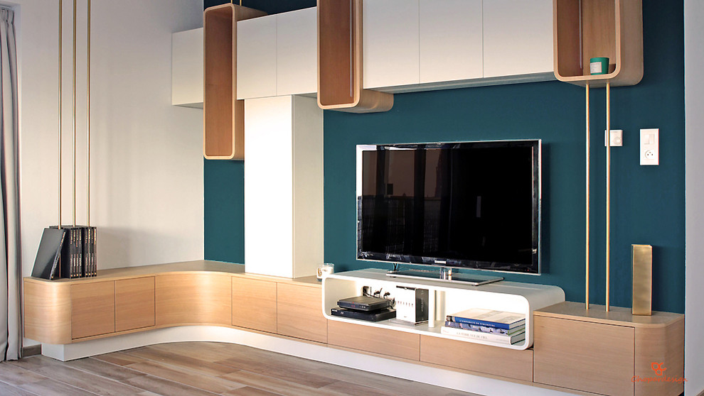 Cette image montre un salon design de taille moyenne et ouvert avec un mur bleu, un sol en carrelage de céramique, un téléviseur indépendant et un sol marron.