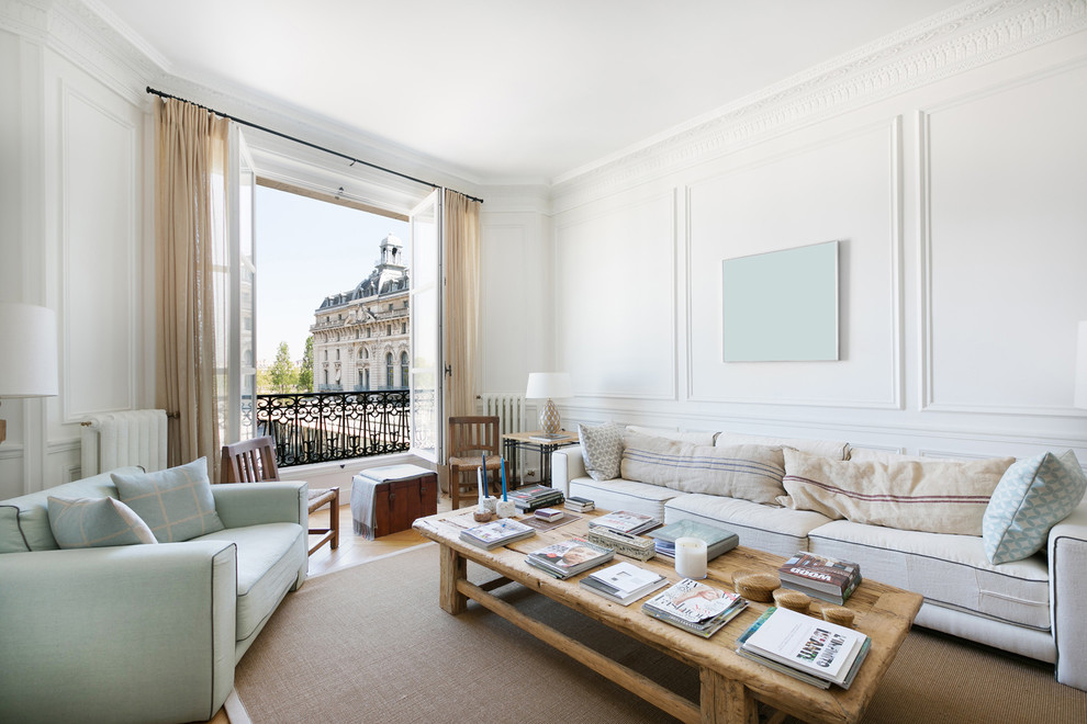 Große, Fernseherlose, Abgetrennte Eklektische Bibliothek ohne Kamin mit weißer Wandfarbe und braunem Holzboden in Paris