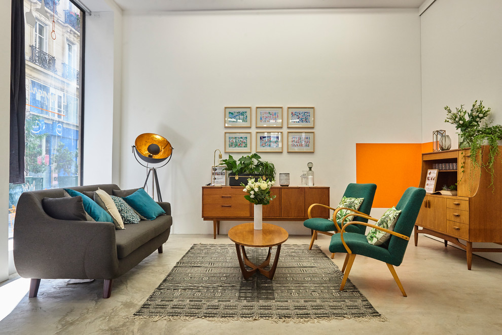 Immagine di un soggiorno moderno con pareti bianche, nessun camino, nessuna TV e pavimento beige