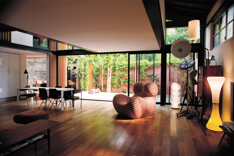 Imagen de salón para visitas abierto contemporáneo de tamaño medio sin chimenea y televisor con suelo de madera oscura y paredes blancas