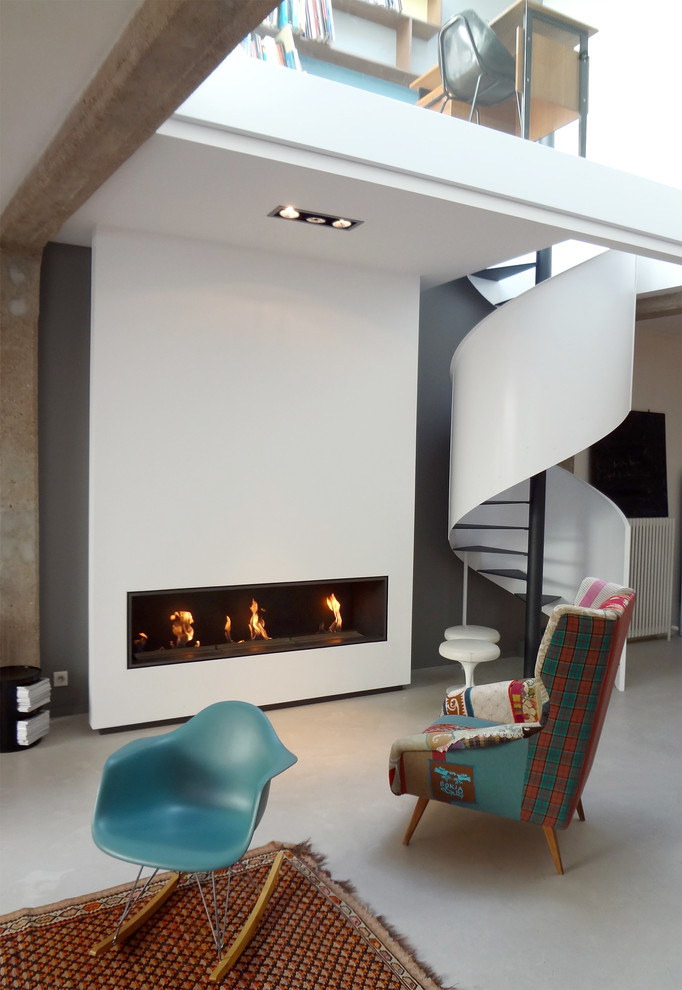На фото: парадная, открытая гостиная комната среднего размера в современном стиле с бетонным полом, горизонтальным камином и серыми стенами без телевизора с