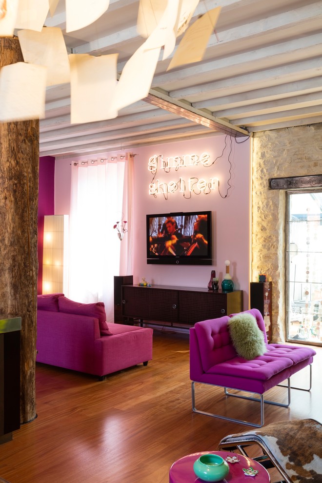 Стильный дизайн: гостиная комната в стиле фьюжн с розовыми стенами - последний тренд