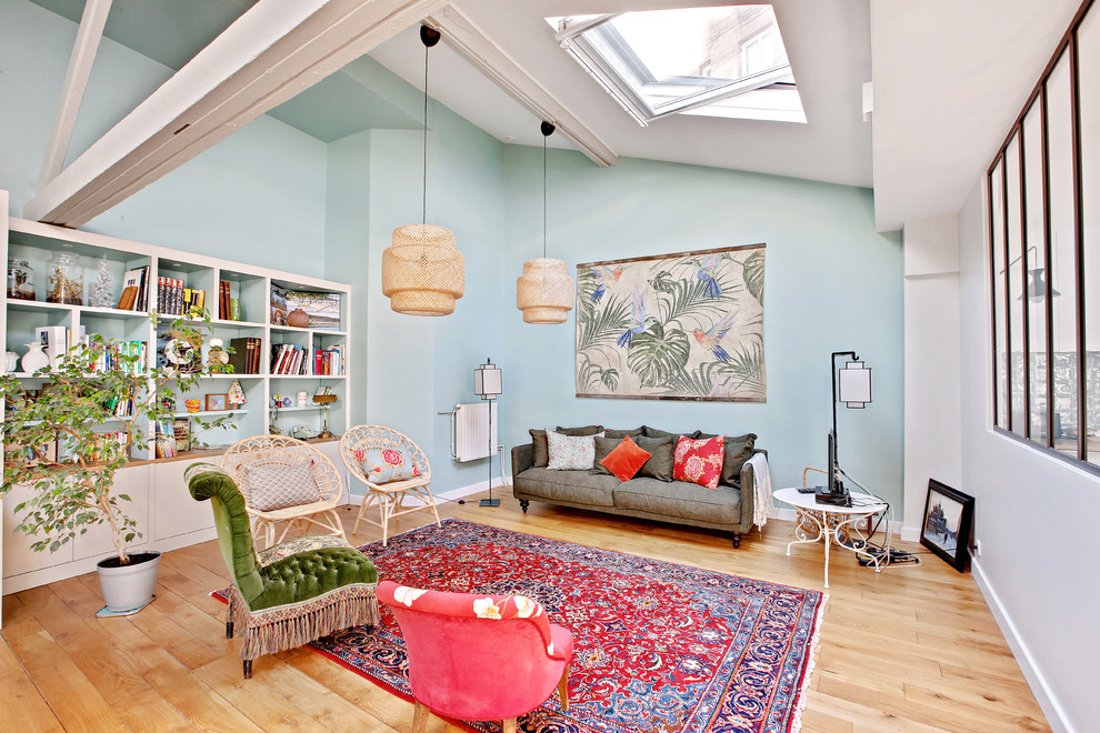 Großes, Offenes, Fernseherloses Wohnzimmer mit braunem Holzboden, braunem Boden und blauer Wandfarbe in Paris