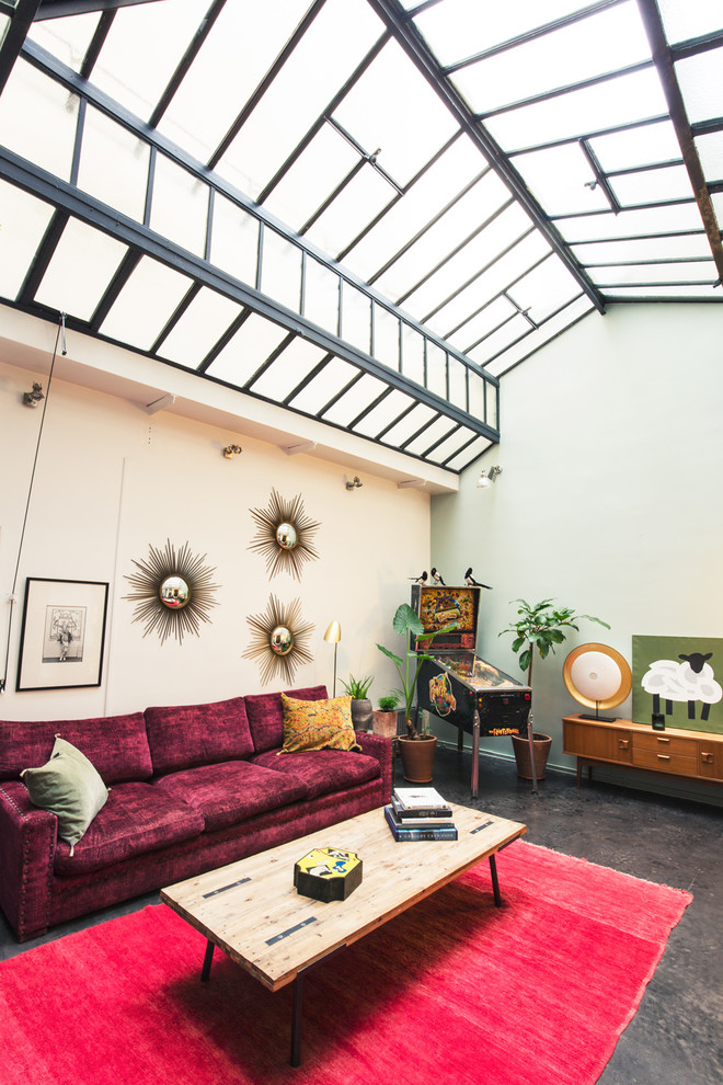 Свежая идея для дизайна: открытая гостиная комната среднего размера:: освещение в стиле фьюжн с бетонным полом, зелеными стенами и серым полом без камина, телевизора - отличное фото интерьера