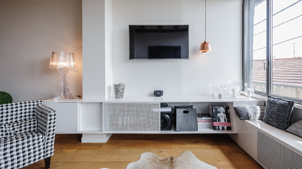 Living room - contemporary living room idea in Lyon