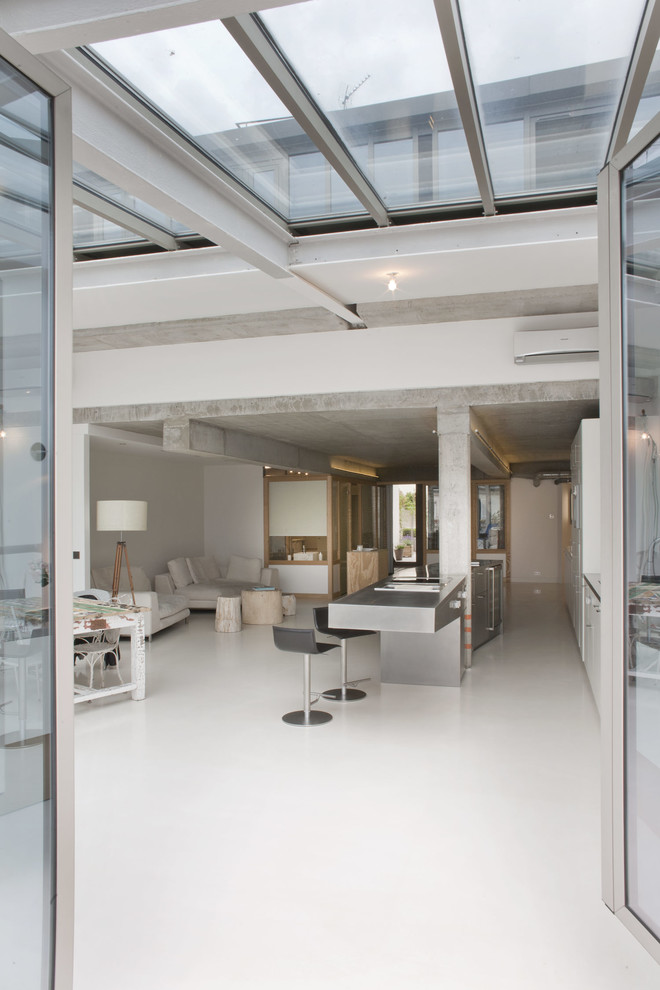 Imagen de salón abierto y gris y blanco actual con paredes blancas y suelo beige