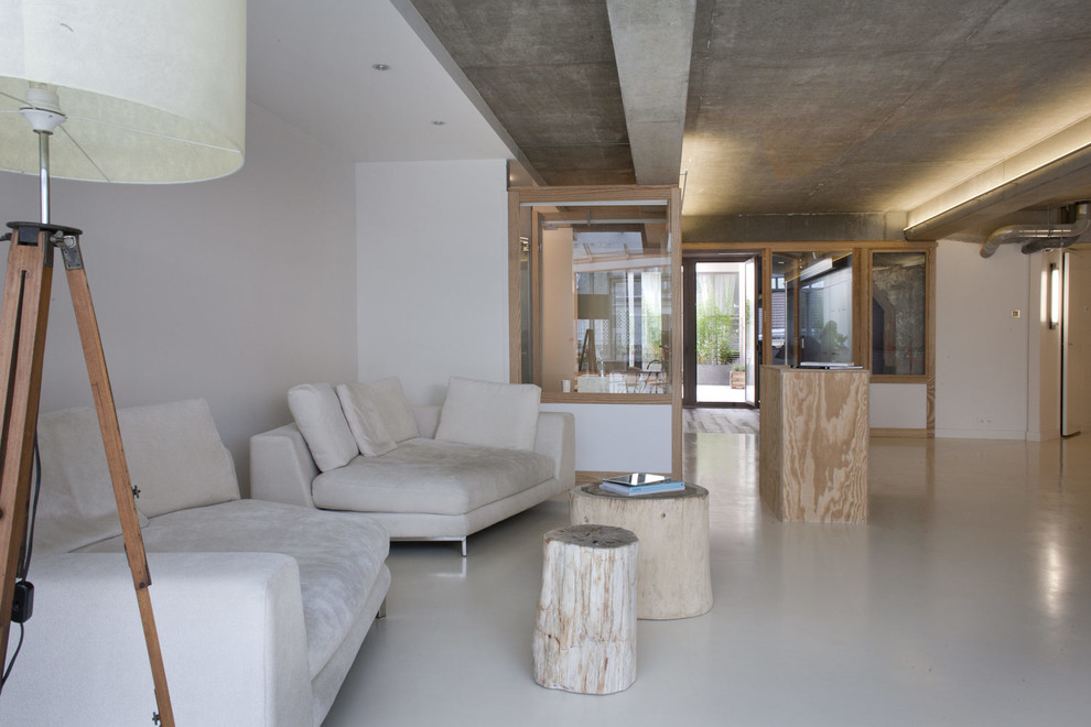 Modelo de biblioteca en casa abierta y blanca y madera contemporánea extra grande con paredes blancas, suelo beige y bandeja