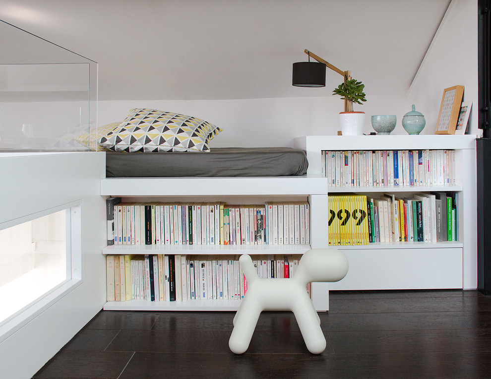 Foto di un soggiorno design di medie dimensioni con libreria, pareti bianche, parquet scuro, nessun camino e nessuna TV