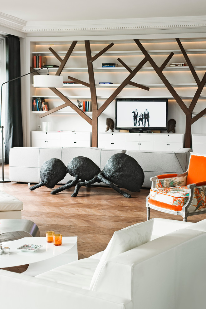 Contemporary living room in Paris with white walls and medium hardwood flooring.
