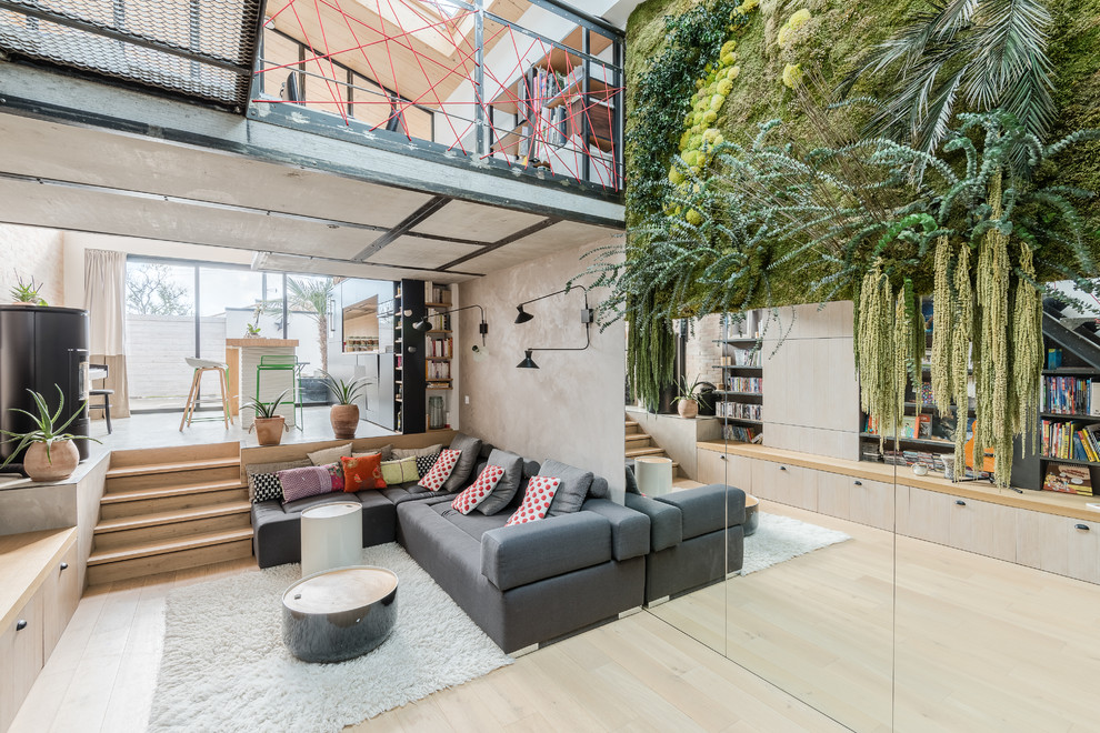 Mittelgroße, Fernseherlose, Offene Moderne Bibliothek mit grauer Wandfarbe, hellem Holzboden und Kaminofen in Nantes