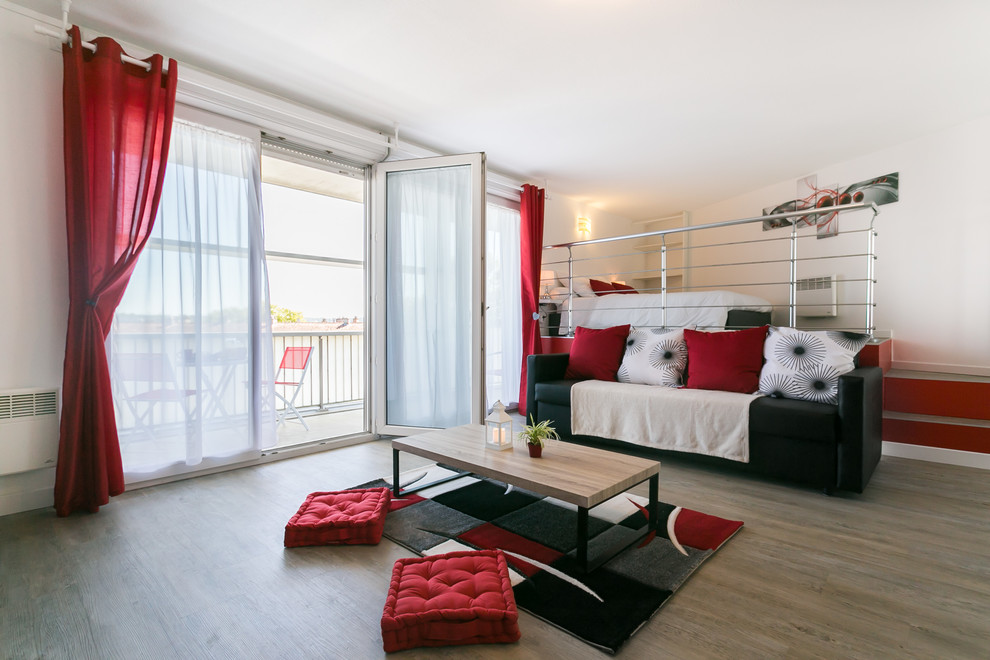 Modernes Wohnzimmer im Loft-Stil mit weißer Wandfarbe, braunem Holzboden und grauem Boden in Bordeaux