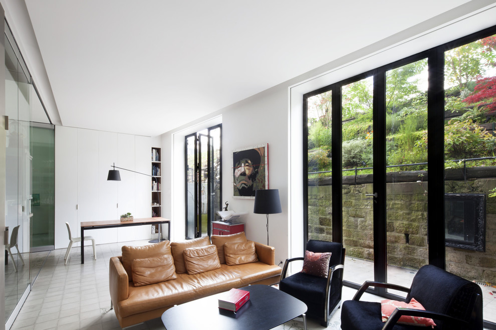 Пример оригинального дизайна: открытая, парадная гостиная комната среднего размера в современном стиле с белыми стенами, полом из керамической плитки и коричневым диваном без камина, телевизора