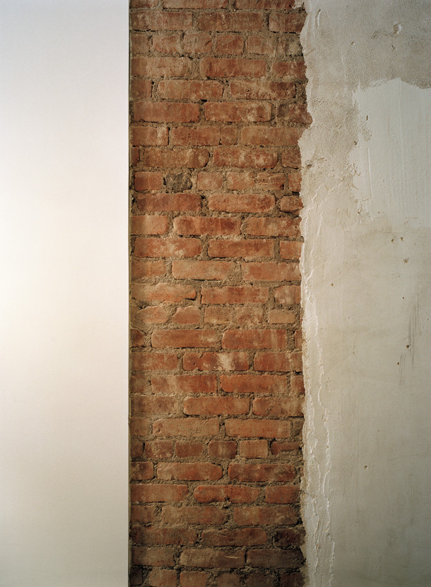 ニューヨークにあるラグジュアリーな広いインダストリアルスタイルのおしゃれなLDK (白い壁、濃色無垢フローリング) の写真