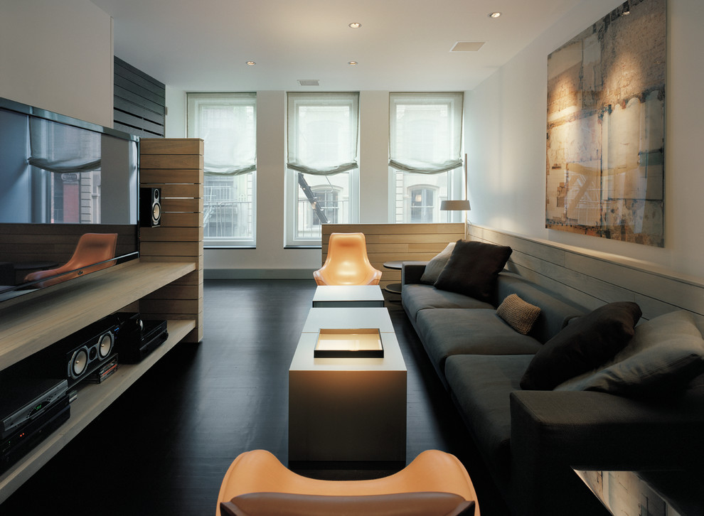 Idee per un grande soggiorno moderno aperto con parquet scuro, pareti bianche e TV a parete