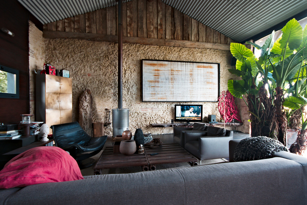 Cette photo montre un grand salon tendance ouvert avec un mur multicolore, parquet foncé et un poêle à bois.