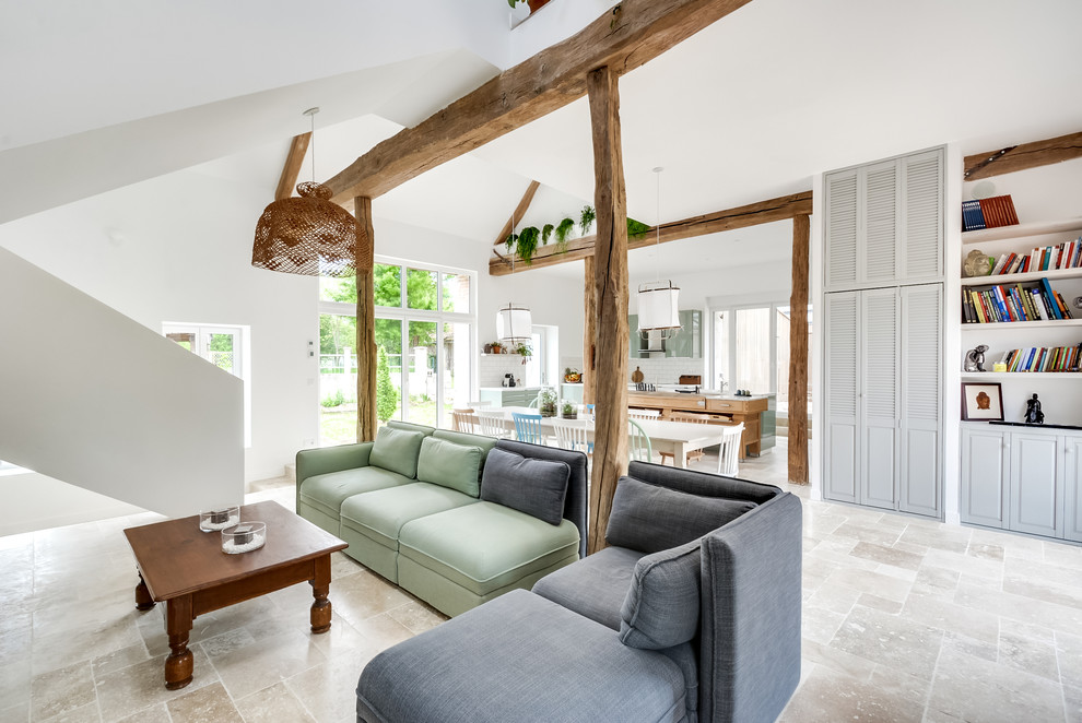 Foto di un ampio soggiorno scandinavo aperto con libreria, pareti bianche, pavimento in marmo, stufa a legna, TV autoportante e pavimento beige