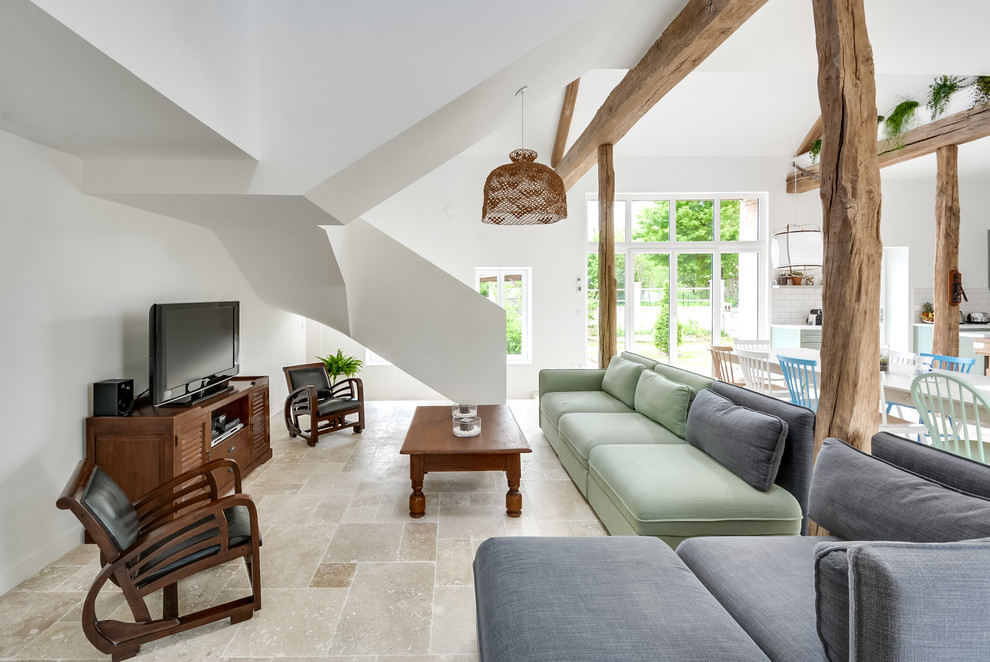 Esempio di un ampio soggiorno nordico aperto con libreria, pareti bianche, pavimento in marmo, stufa a legna, TV autoportante e pavimento beige