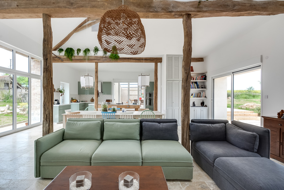 Idee per un ampio soggiorno scandinavo aperto con libreria, pareti bianche, pavimento in marmo, stufa a legna, TV autoportante e pavimento beige