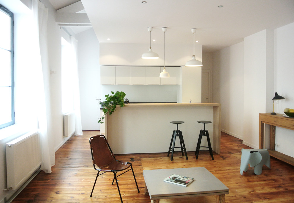 Immagine di un soggiorno contemporaneo aperto con pareti bianche e pavimento in legno massello medio