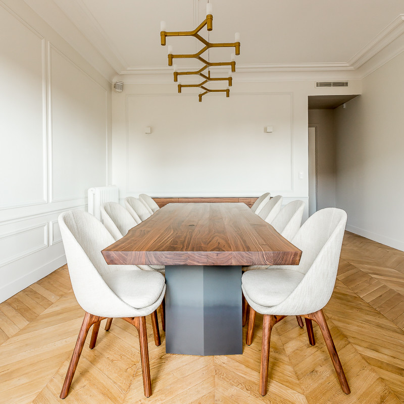 Foto di una sala da pranzo minimal di medie dimensioni con pareti bianche, parquet chiaro e camino classico