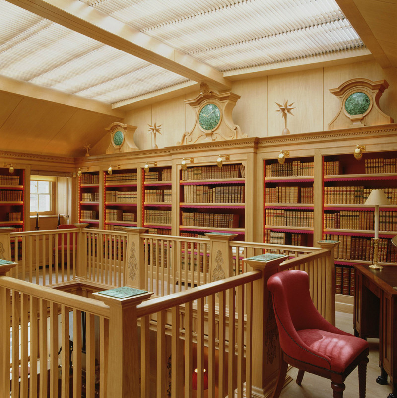 Bild på ett stort vintage loftrum, med ett bibliotek