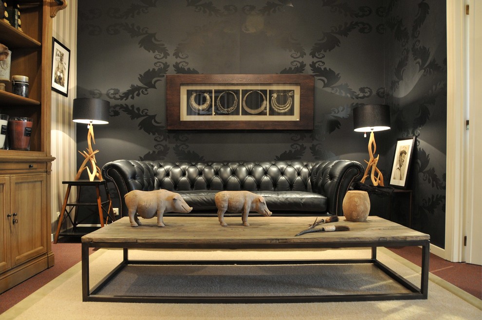 На фото: парадная гостиная комната в стиле рустика с черными стенами без телевизора с