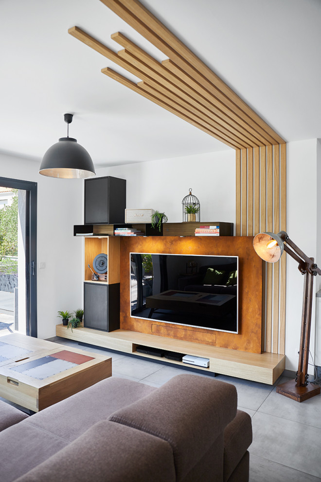 Modernes Wohnzimmer mit weißer Wandfarbe, Keramikboden und grauem Boden in Nantes