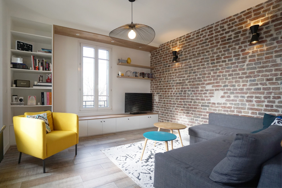 Cette photo montre un salon tendance de taille moyenne et ouvert avec un mur multicolore, parquet foncé, aucune cheminée, un téléviseur indépendant et un sol marron.