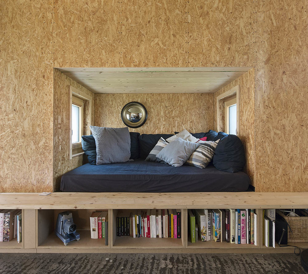 Стильный дизайн: гостиная комната в современном стиле с с книжными шкафами и полками и синим диваном - последний тренд