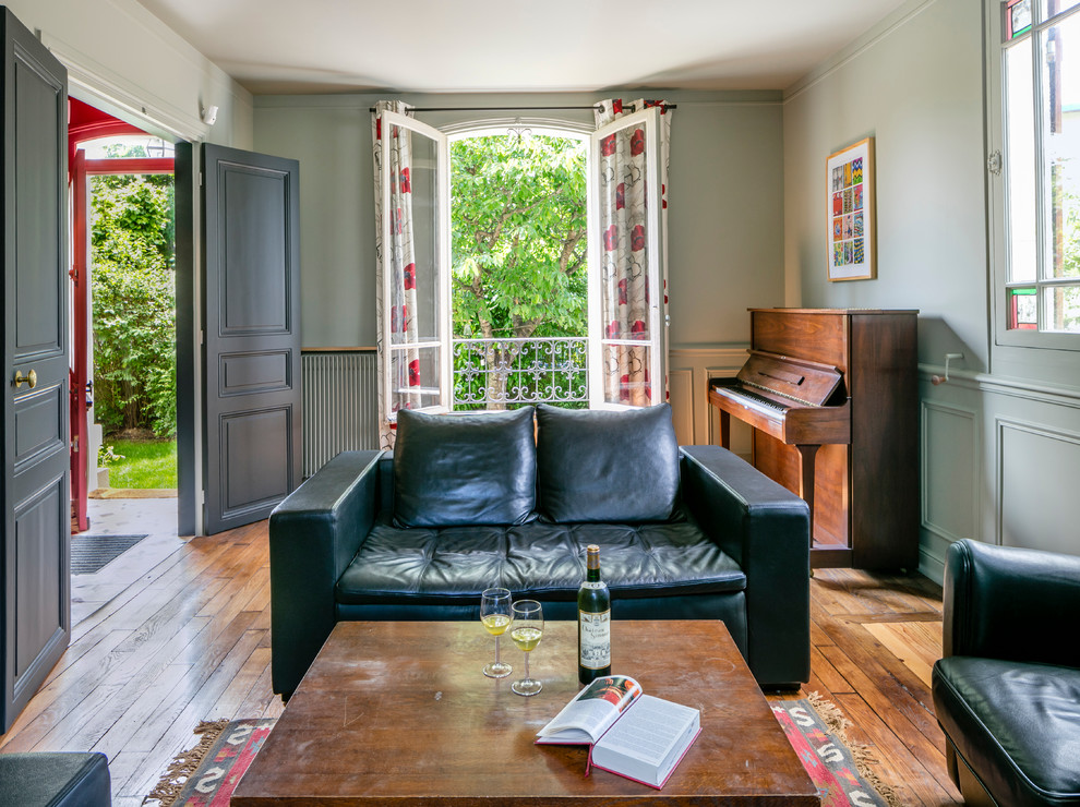 Mittelgroßes, Offenes Modernes Wohnzimmer mit grüner Wandfarbe und hellem Holzboden in Paris