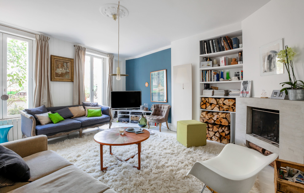 На фото: гостиная комната в стиле фьюжн с синими стенами, угловым камином и акцентной стеной с