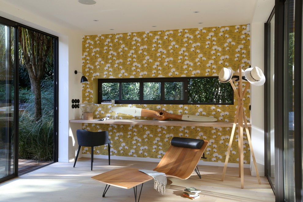 Пример оригинального дизайна: изолированная гостиная комната среднего размера в стиле ретро с желтыми стенами и с книжными шкафами и полками без камина, телевизора