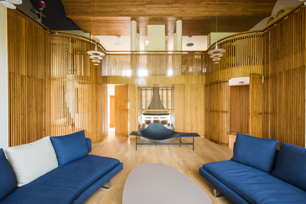 Источник вдохновения для домашнего уюта: большая изолированная гостиная комната в современном стиле с светлым паркетным полом и синим диваном