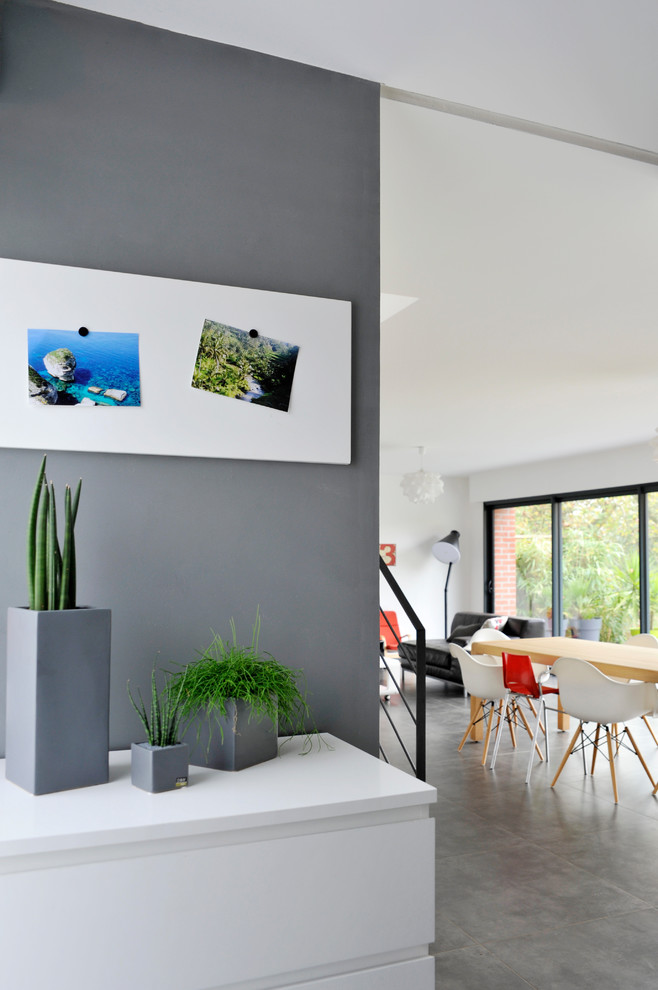 Photo of a contemporary living room in Lille.