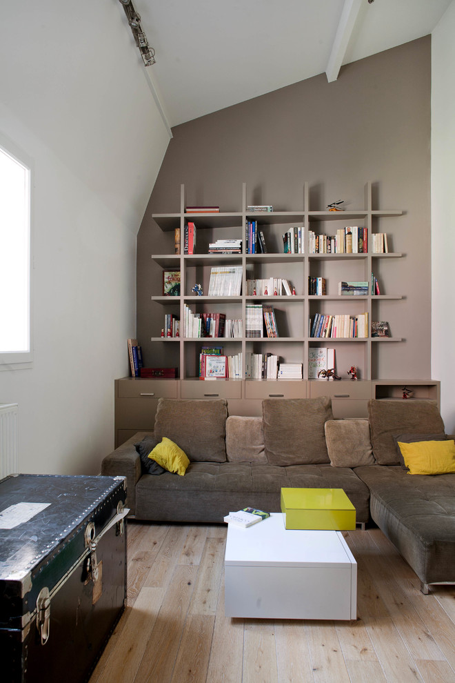 Inspiration för ett funkis vardagsrum, med beige väggar och mellanmörkt trägolv