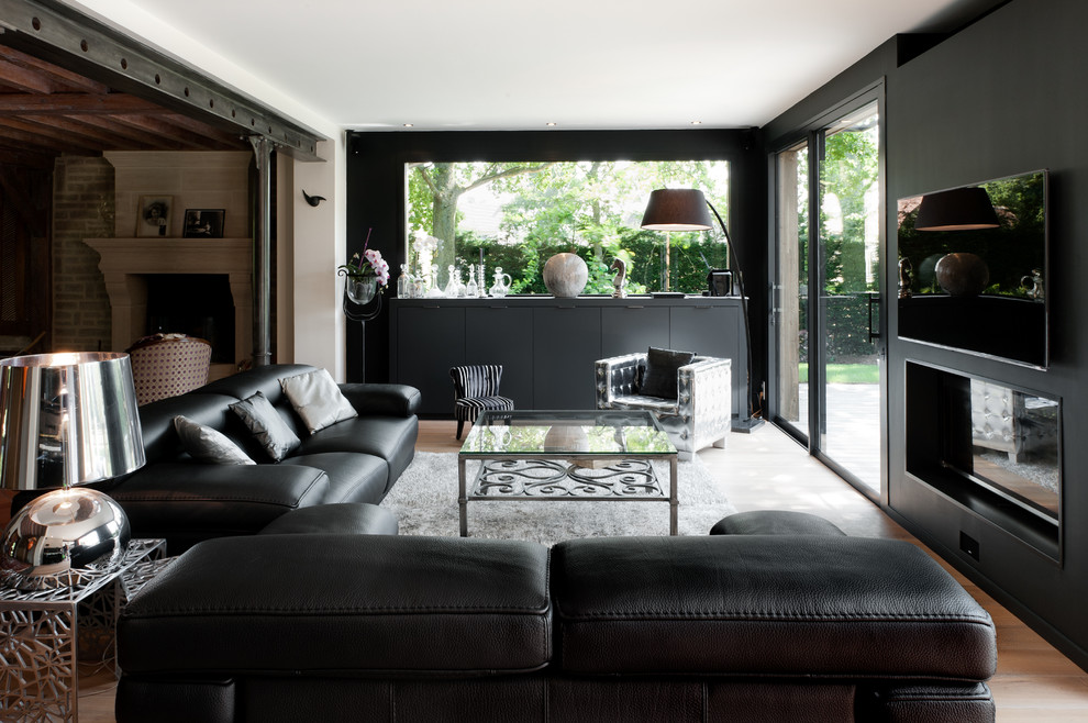 Großes, Offenes Modernes Wohnzimmer mit schwarzer Wandfarbe, braunem Holzboden, Gaskamin und TV-Wand in Le Havre