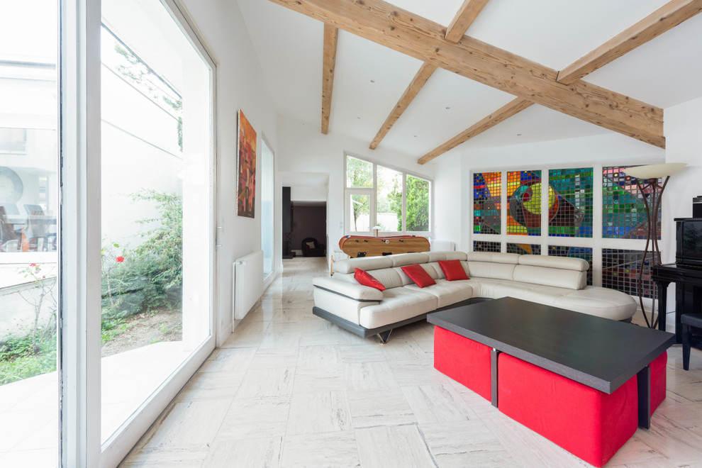Modern inredning av ett mellanstort allrum med öppen planlösning, med ett finrum, vita väggar, travertin golv och beiget golv