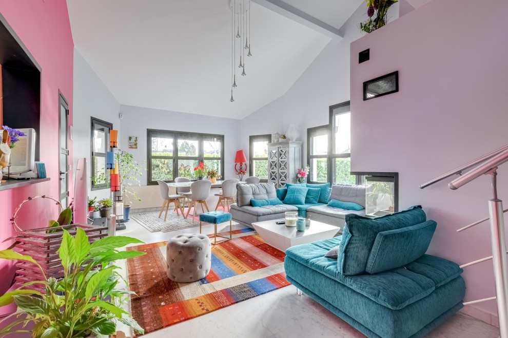 Esempio di un soggiorno minimal aperto con pareti rosa, pavimento bianco e soffitto a volta