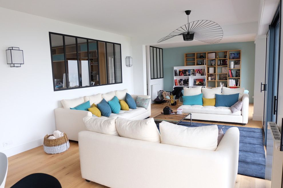 Esempio di un soggiorno minimal di medie dimensioni e aperto con pareti blu, pavimento in laminato, nessuna TV e pavimento giallo