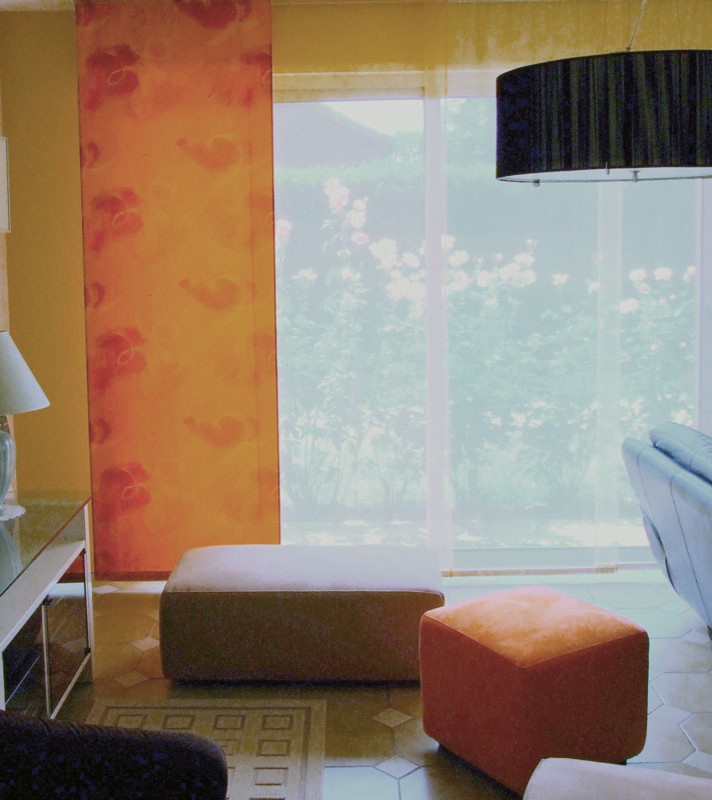 Idee per un grande soggiorno contemporaneo chiuso con pareti gialle, pavimento con piastrelle in ceramica, camino classico, cornice del camino in intonaco, TV autoportante e pavimento beige