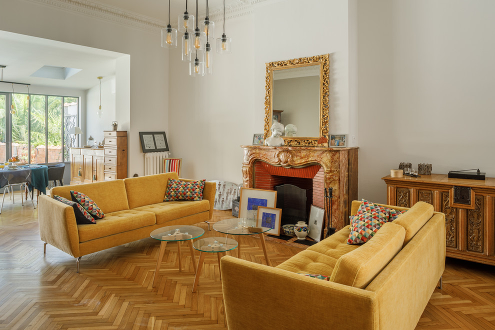 Ejemplo de salón para visitas abierto mediterráneo sin televisor con paredes blancas, suelo de madera en tonos medios y todas las chimeneas