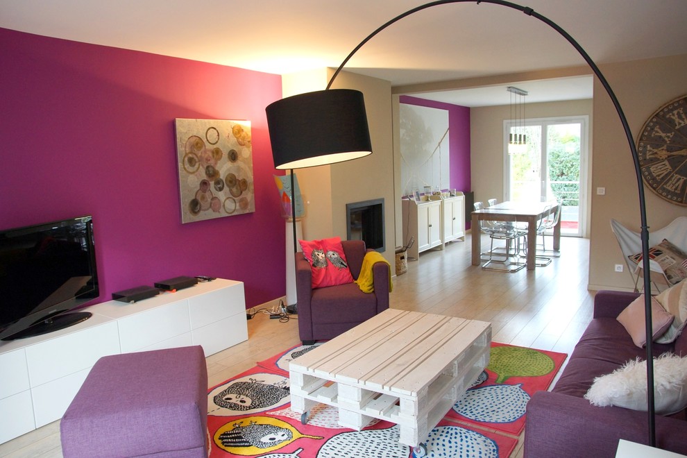Idee per un soggiorno moderno con pareti rosa