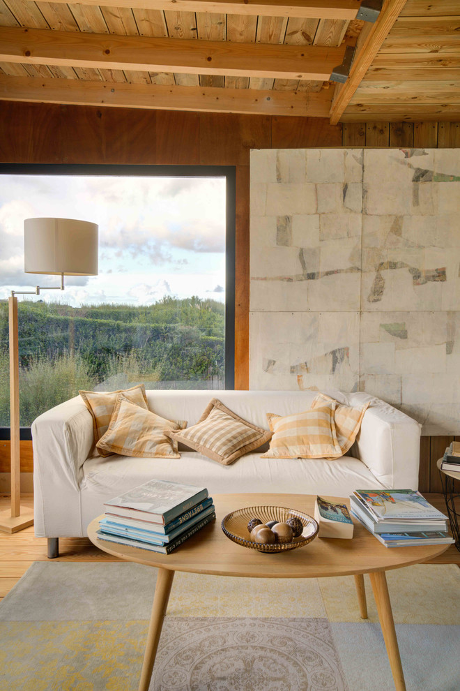 Пример оригинального дизайна: гостиная комната в морском стиле с коричневыми стенами, паркетным полом среднего тона и коричневым полом