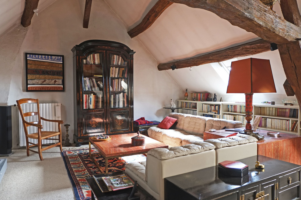 Exemple d'un grand salon chic avec une bibliothèque ou un coin lecture, un mur blanc, moquette, aucune cheminée et aucun téléviseur.