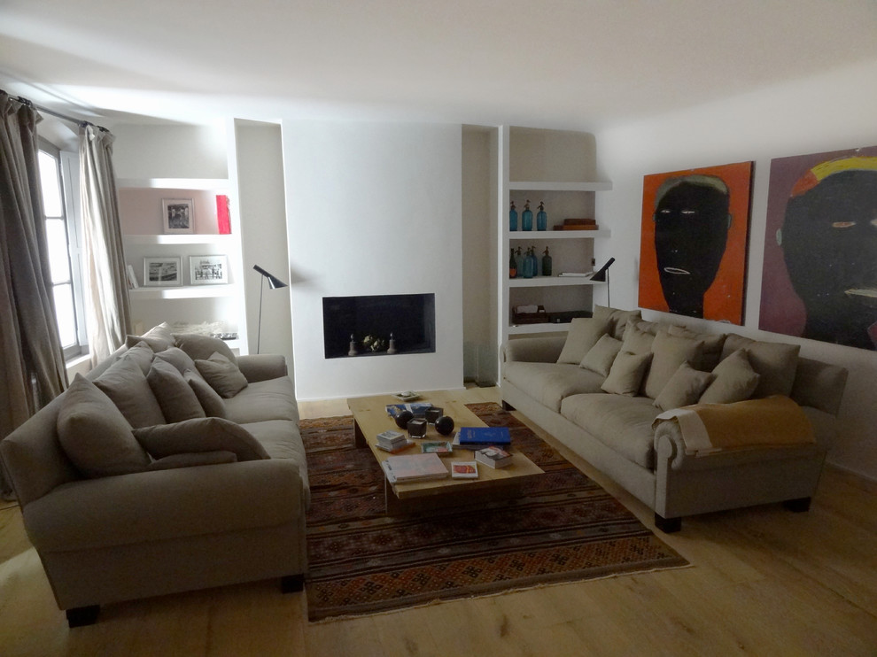 Example of a trendy living room design in Marseille